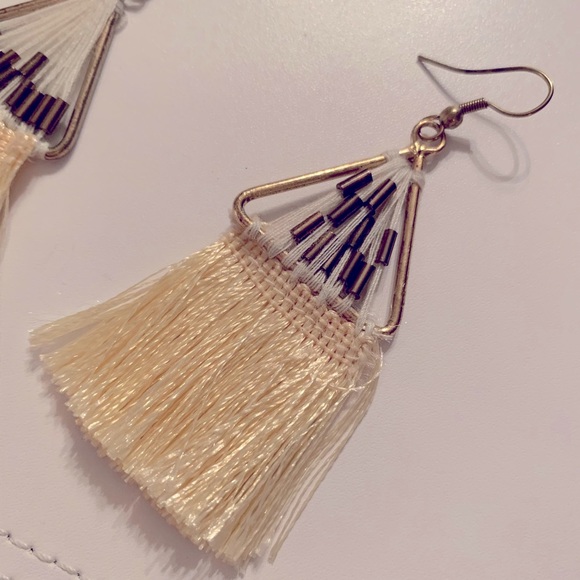 Pastel yellow tassel hand beaded dangle earring - Picture 3 of 4